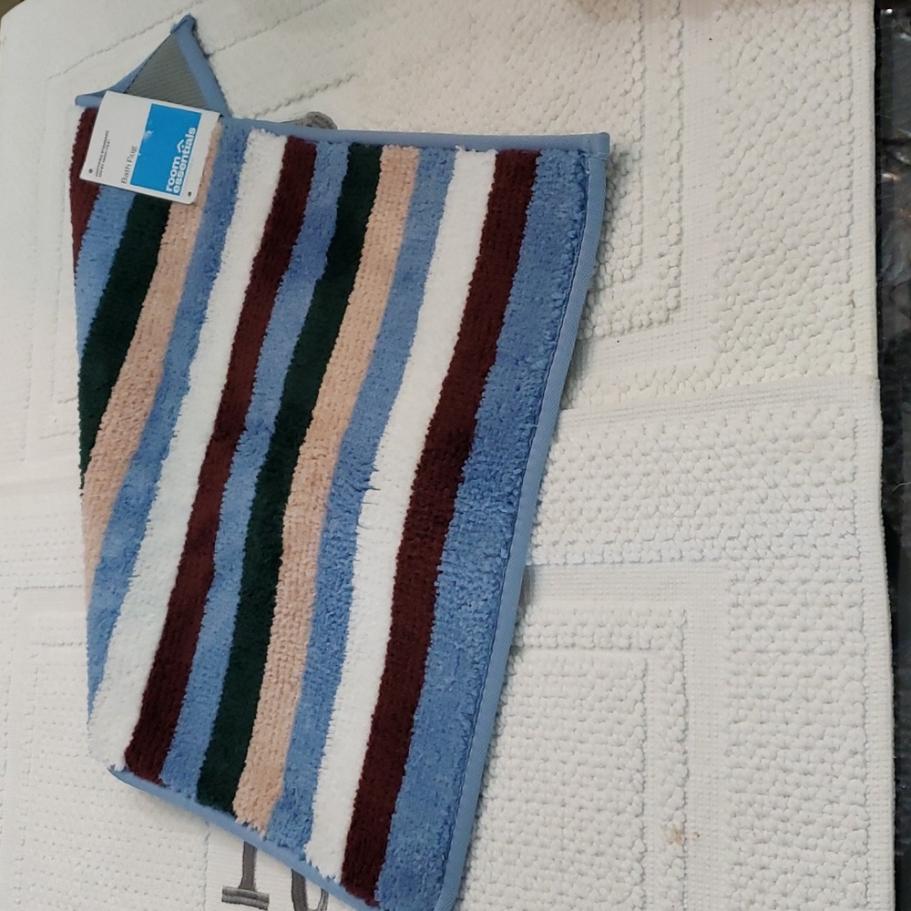 ROOM ESSENTIALS BATH RUG